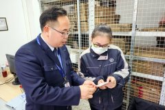 ”宜州烟草工做人员为围不雅群众着烟辨别